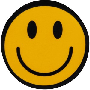 Gelber Steckdosenstöpsel Smile mit lachendem Gesicht für Steckdosen.