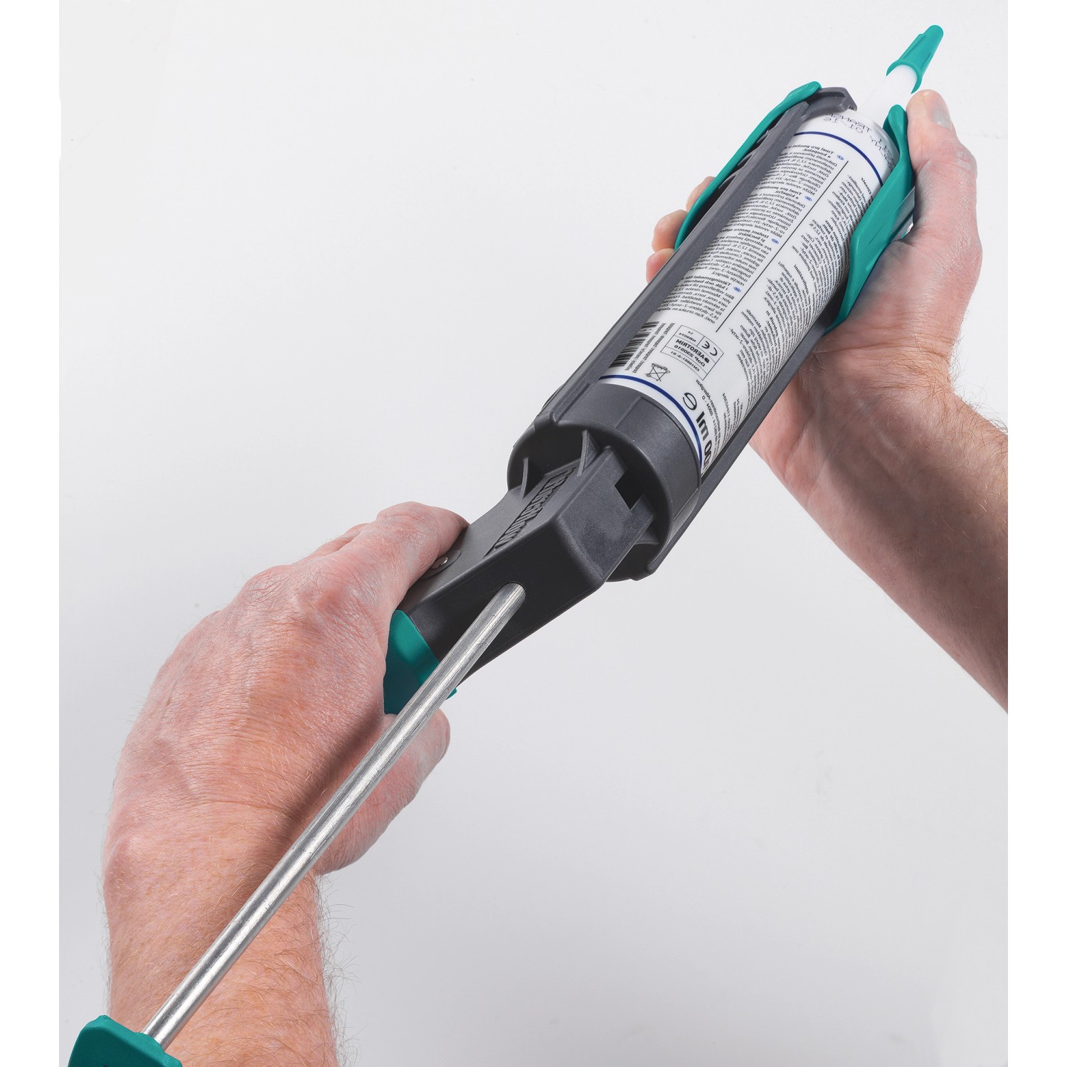 wolfcraft Kartuschenpresse MG 200 aus dem Montage-Set für Sockelleisten in Anwendung.