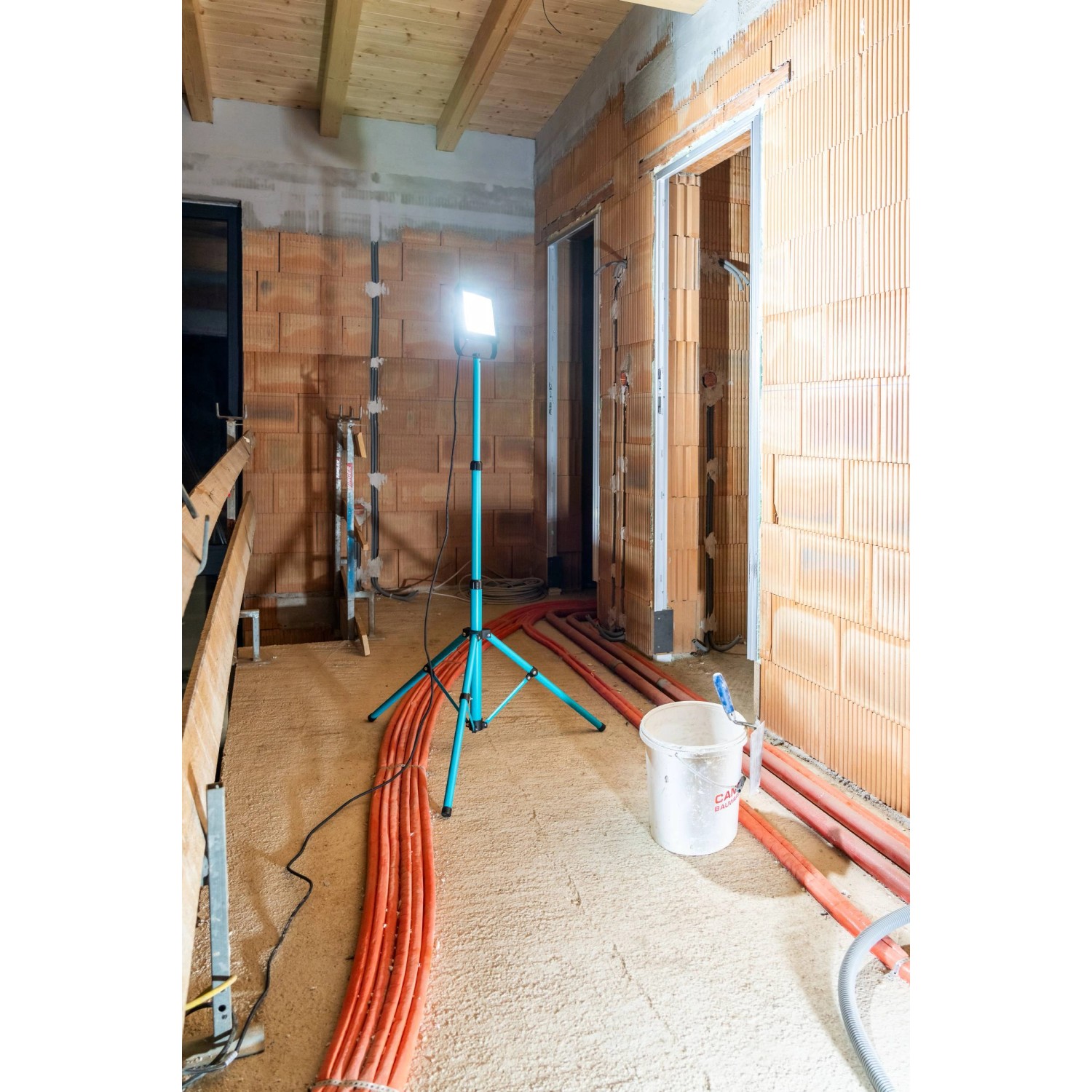 Eglo LED-Baustrahler Avelar auf Baustelle, schwarz-türkises Stativ, helle Ausleuchtung.