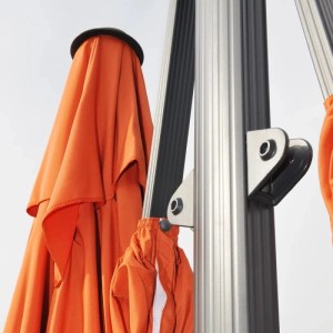 Gefalteter MCW Doppel-Ampelschirm T44 Terracotta. Detail von Mast und Stoff. Robuster Sonnenschirm für Garten & Terrasse.