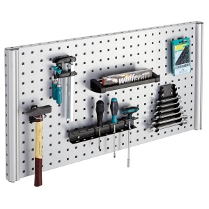 Wolfcraft Lochwand WSS mit Werkzeugen: Hammer, Schraubendreher, Zwinge und Schraubenschlüssel.