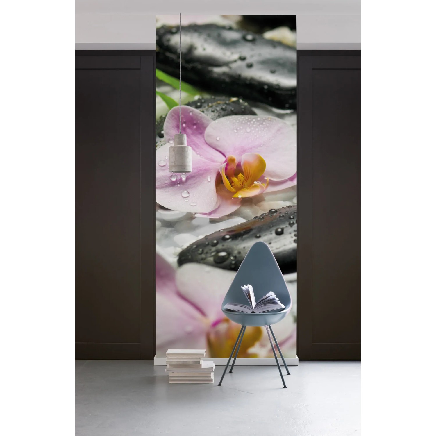 Komar Vlies Fototapete Wellness (100x280cm) mit Orchidee und Steinen für entspanntes Ambiente.
