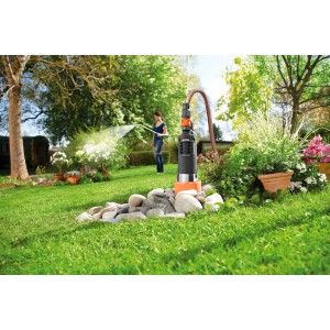 Gardena Tiefbrunnenpumpe 6000/5 inox automatic im Einsatz zur Gartenbewässerung.