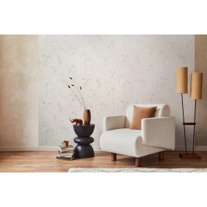 Beige Vliestapete mit Textiloptik und modernem Gesichtsmuster von Marburg, passend zum Wohnzimmer.