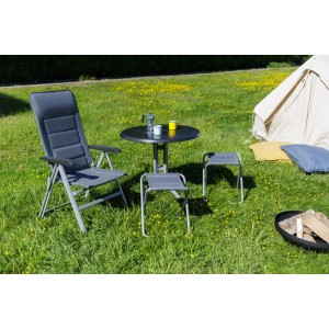 Kettler Klapptisch Boulevard, rund, silber-anthrazit mit Stuhl und Hockern im Garten.