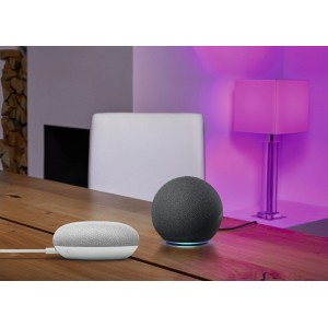 Osram Smart+ Leuchtmittel E14 in Nutzung mit smarten Lautsprechern auf einem Tisch.