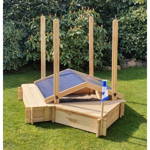 Holz Sandkasten Peter 140x124 cm mit Dach und Bugbox für Kinder zum Spielen im Garten.