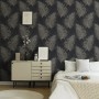 Vliestapete mit Federn in Schwarz und Gold im Schlafzimmer.