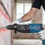 Bosch Professional GBH 2-28 F Bohrhammer beim Bohren in eine Wand.