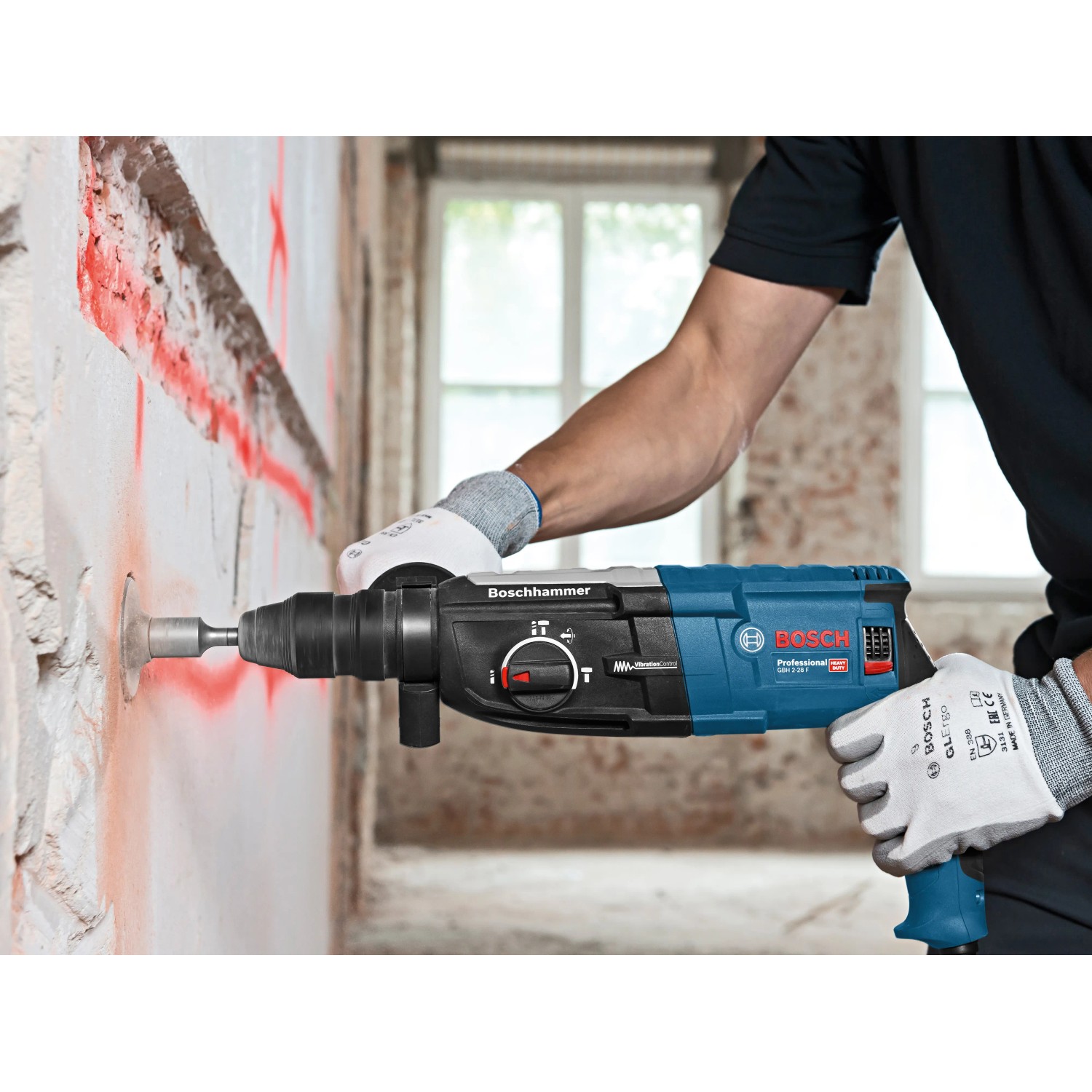Bosch Professional GBH 2-28 F Bohrhammer beim Bohren in eine Wand.