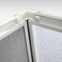 Detailansicht der Sanotechnik Eckdusche mit weißem Rahmen und Acrylglas.