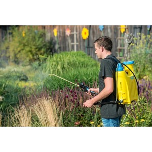 Mann nutzt Gloria Rückensprüher Hobby 1200 (6 bar) zur Pflanzenpflege im Garten.