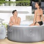 Bestway Lay-Z-Spa St. Lucia AirJet, aufblasbarer grauer Whirlpool mit zwei Personen im Garten.