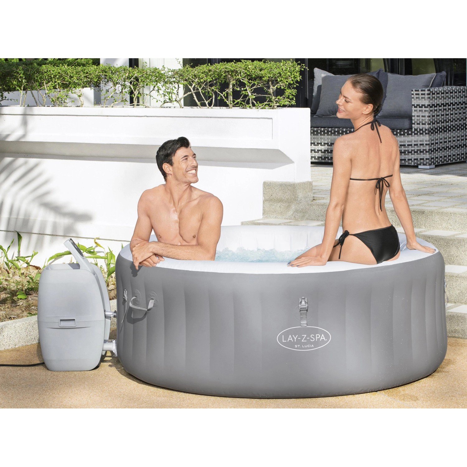 Bestway Lay-Z-Spa St. Lucia AirJet, aufblasbarer grauer Whirlpool mit zwei Personen im Garten.
