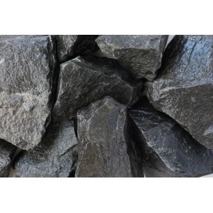 Nahaufnahme von schwarzem Basaltbruch, Körnung 50-100 mm, ideal für Garten- und Landschaftsbau.