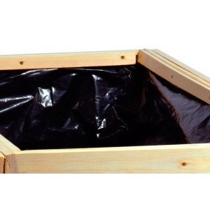 Detailansicht des Dobar Hochbeets aus Kiefernholz mit Folie ausgelegt.
