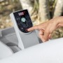 Detailaufnahme: Hand bedient das Panel des Bestway Lay-Z-Spa Whirlpools St. Lucia AirJet.