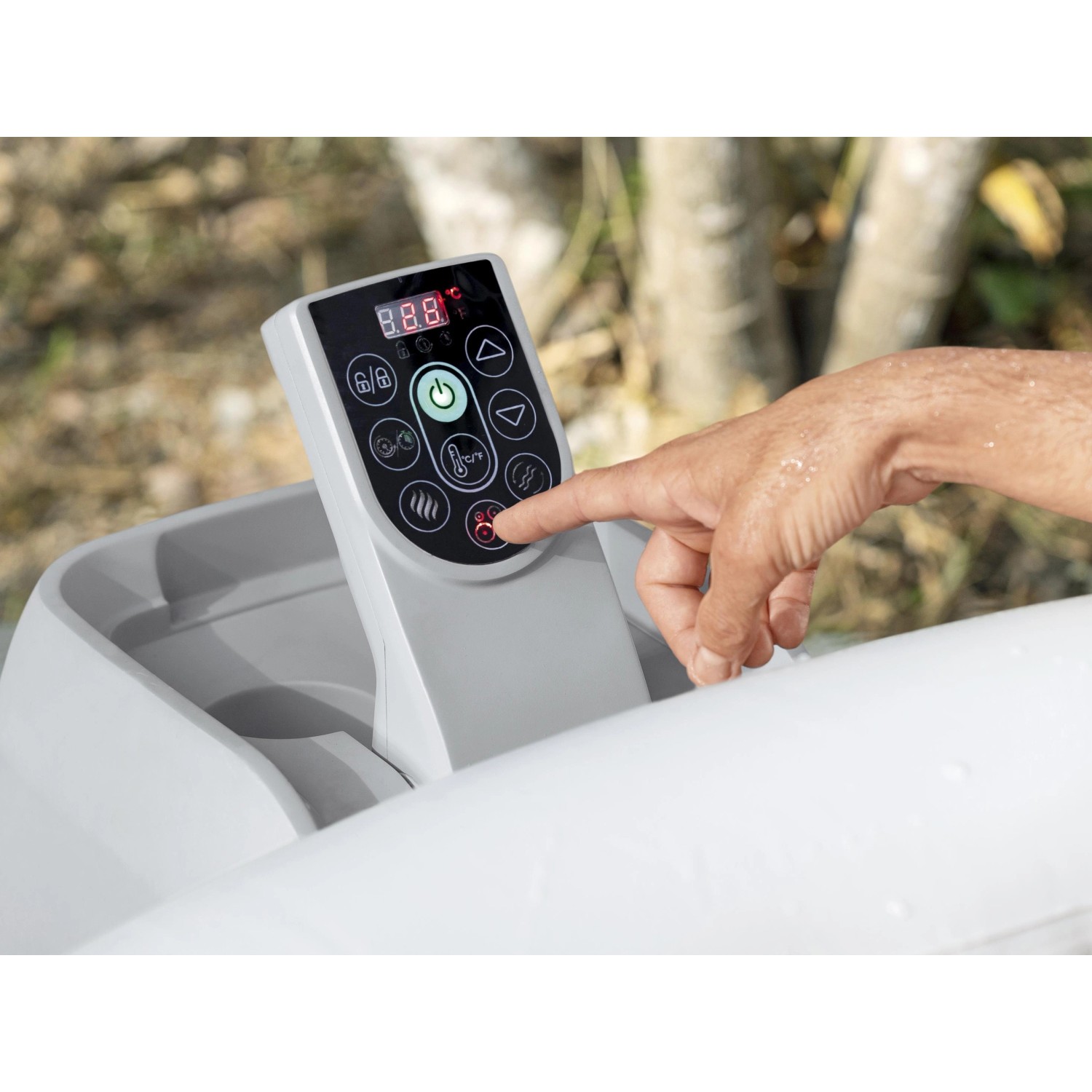 Detailaufnahme: Hand bedient das Panel des Bestway Lay-Z-Spa Whirlpools St. Lucia AirJet.