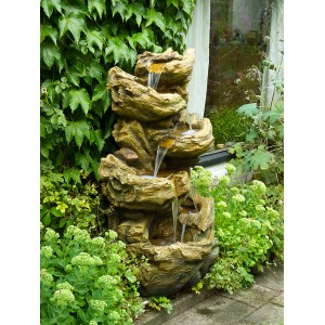 Acqua Arte Gartenbrunnen Sedona mit Felsstruktur und LED-Beleuchtung im Garten.