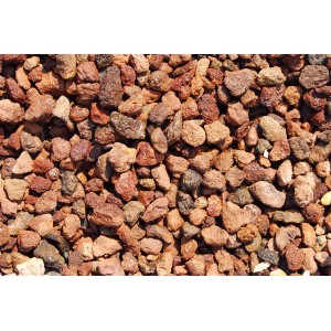 Nahaufnahme von braunem Lavamulch (8-25 mm) als Zierkies, geeignet für Gartenwege und Steingärten.