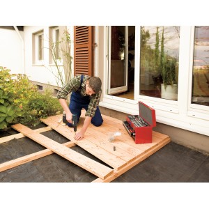 Handwerker baut Terrasse mit Linsensenkkopf Terrassenschrauben und TX-Antrieb.