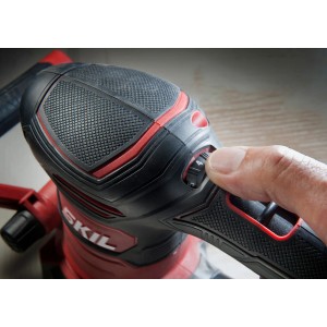 Detailaufnahme: Skil Exzenterschleifer 7480DA mit Hand am Drehzahlregler.