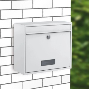 Weißer Basi Briefkasten aus Stahl, Modell BK 900, zur Wandmontage.