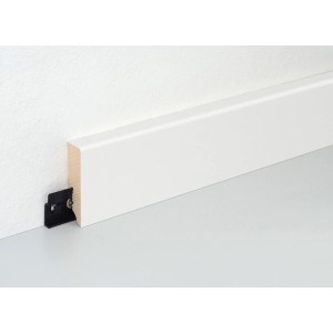 Weiße FN Neuhofer Sockelleiste SU153L aus Fichte/Kiefer mit Clip-System an einer Wand.