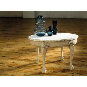 Tisch mit Rust-Oleum Kreidefarbe Karamell matt und blauen Vasen auf Holzboden.