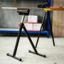 Schwarzer, höhenverstellbarer HOMCOM Rollenbock aus Metall mit Rolle, stützt ein Holzbrett in einer Werkstatt. Max. 90 kg.