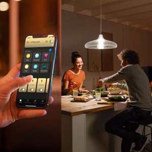 Philips Hue LED Lampe E27 mit App-Steuerung in Wohnraum-Szene.