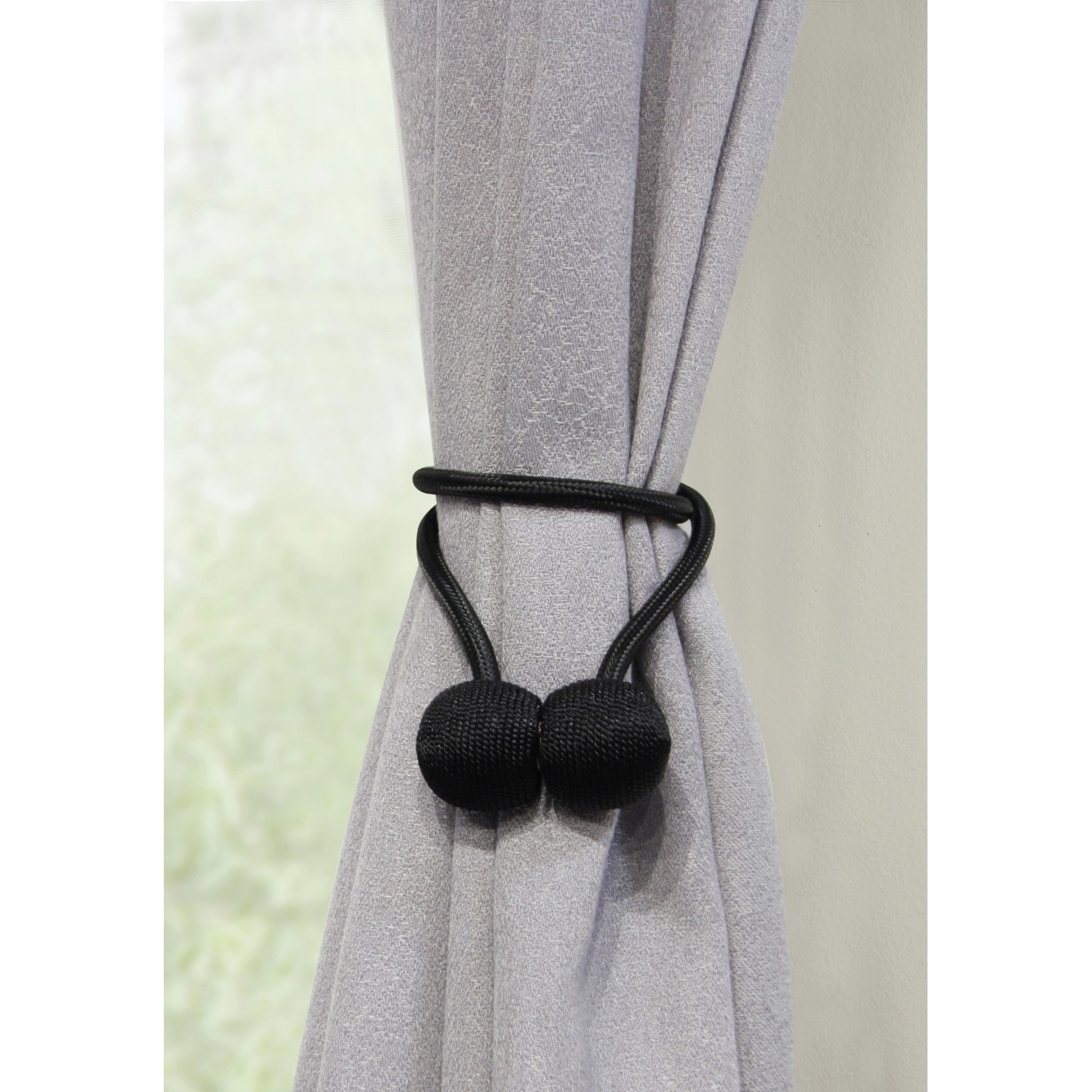 Schwarzer Gardinia Raffhalter Flex-S mit Magnet, 2 Stück, an grauer Gardine.