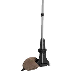 Dunkelbrauner Baser Sonnenschirmständer für Balkon mit Sandsack und Schirmstange.