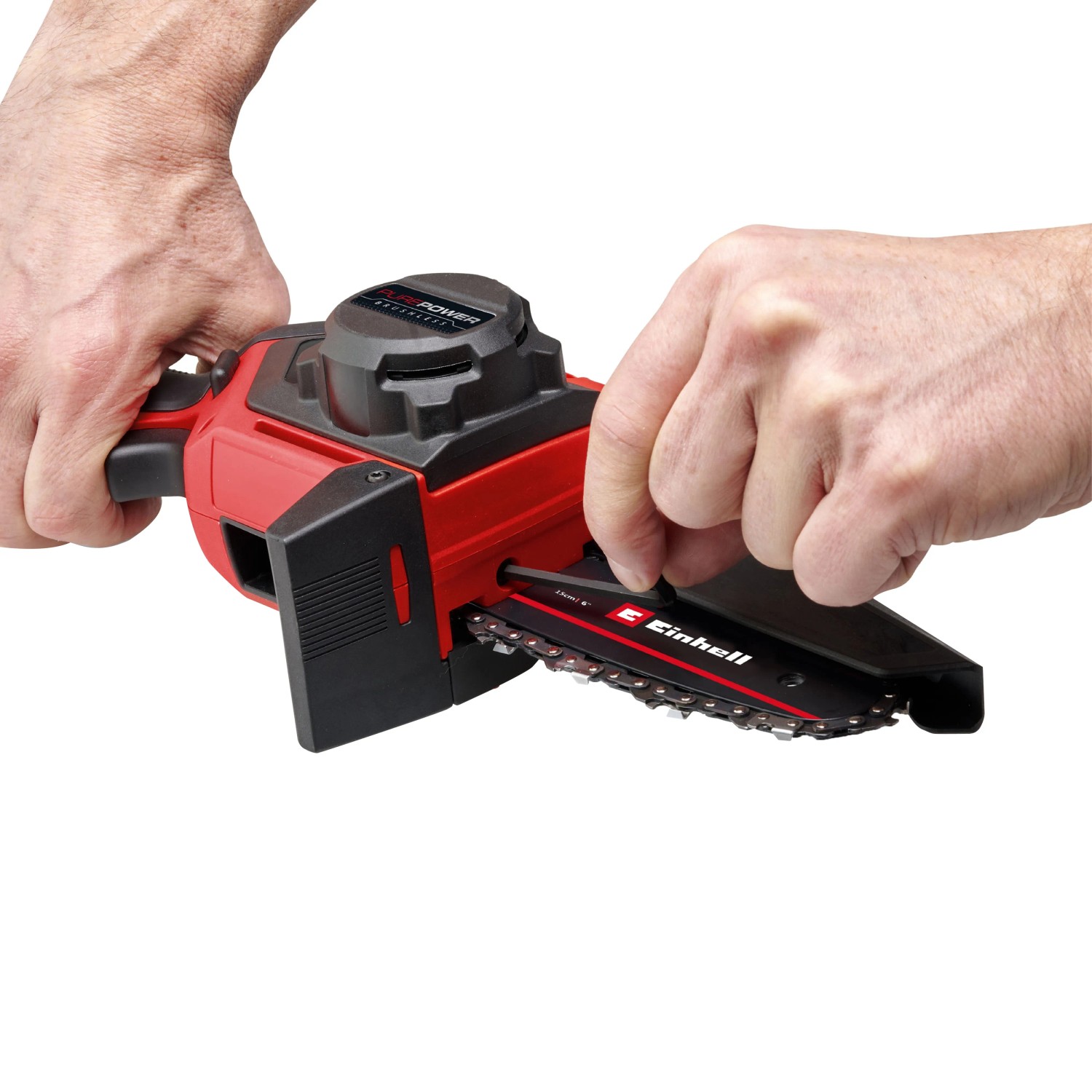 Einhell Akku-Kettensäge GE-PS 18/15 Li BL-Solo beim Kettenwechsel. Akku-Kettensäge der Power X-Change Familie.