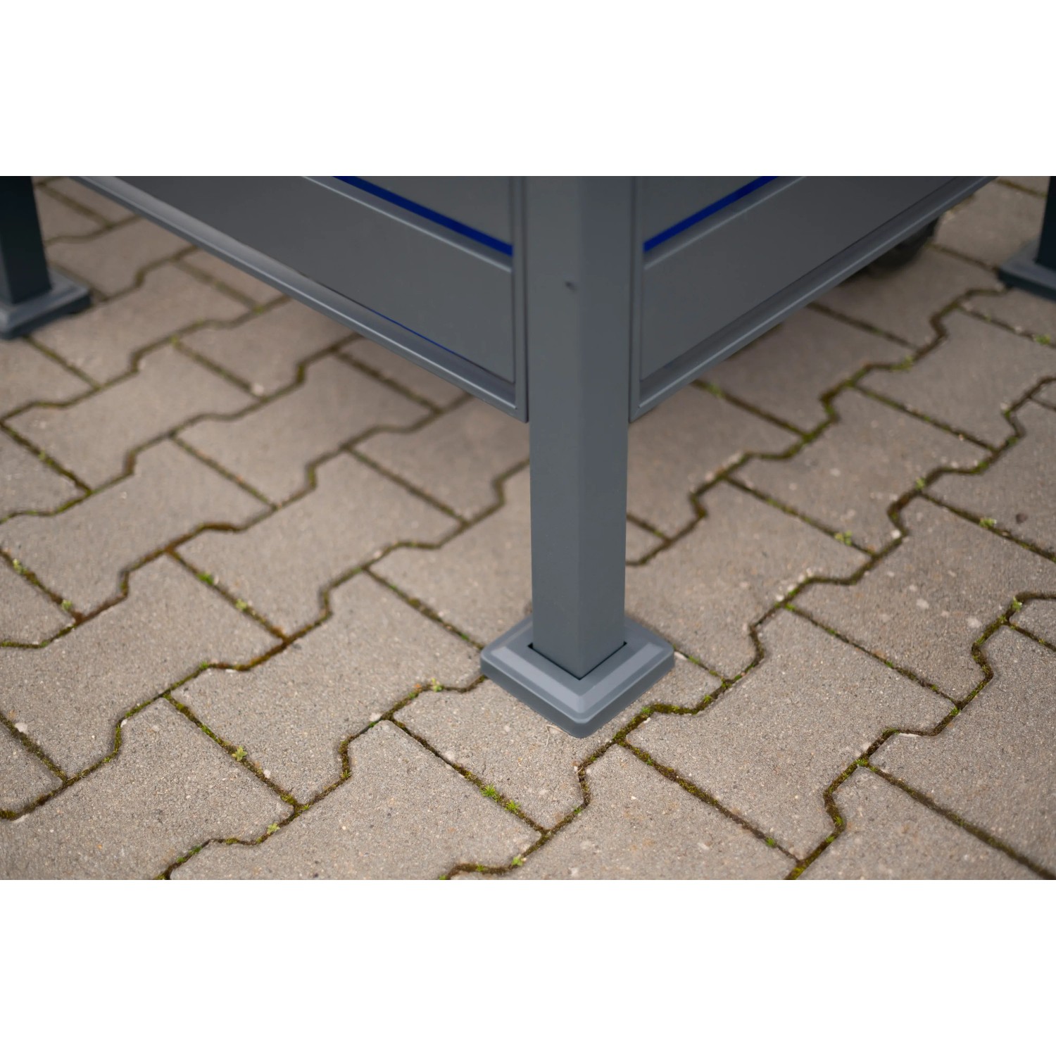 Detailansicht der Westmann Mülltonnenverkleidung Planum aus Metall in Anthrazit/Grau.