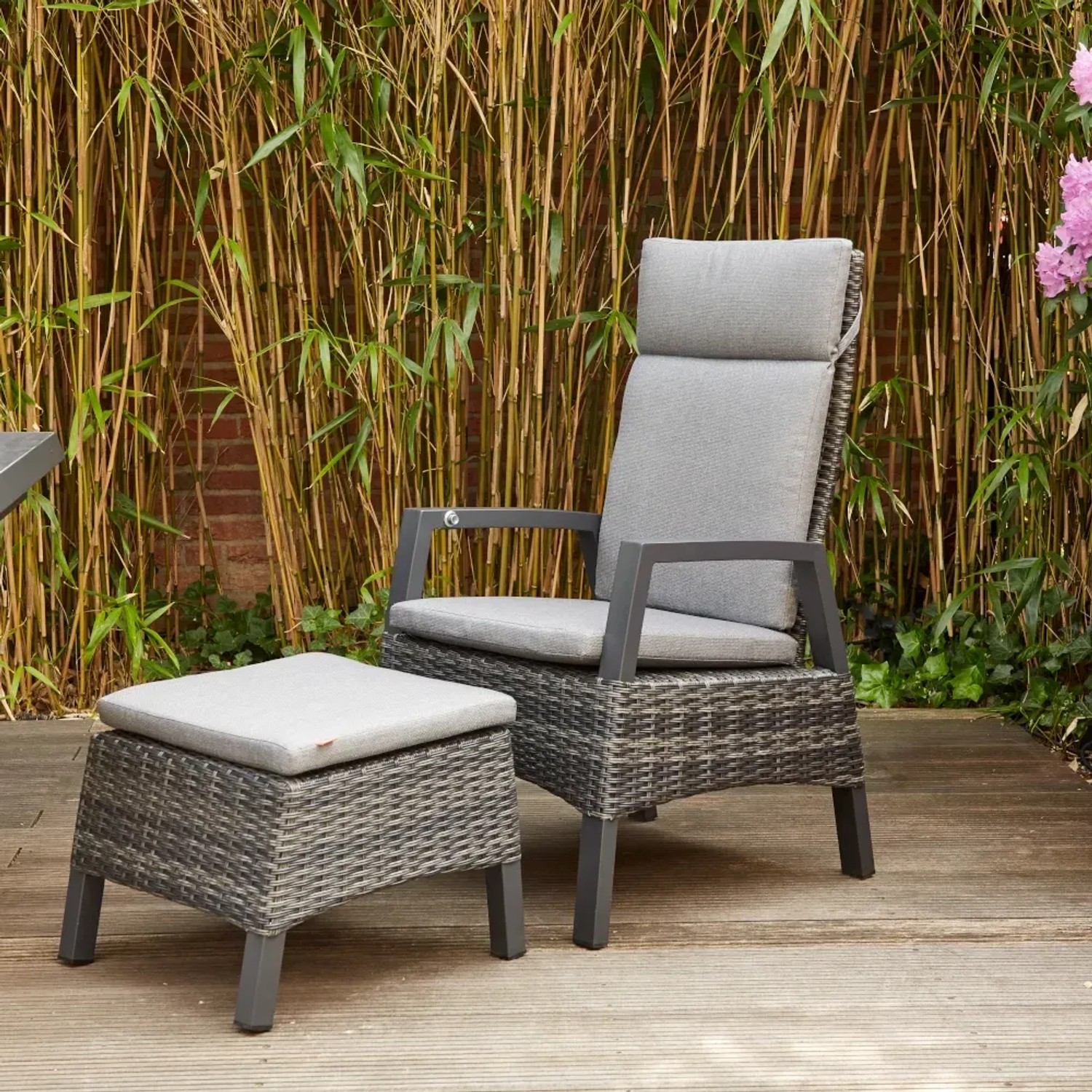 Siena Garden Hocker Taranto, anthrazit mit Kissen. Passend zur Gartenstuhl-Serie, wetterfest und UV-beständig.