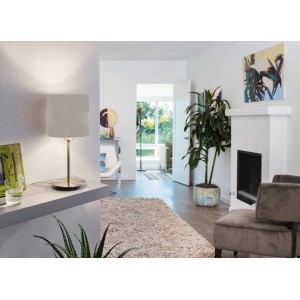 Moderne Eglo Tischleuchte Pasteri mit Stoffschirm in Taupe und Nickel-mattem Fuß.