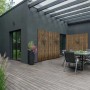 Kosche Hydroline Akustikplatten Thermofichte, gehobelt, als Sichtschutz auf einer Terrasse.