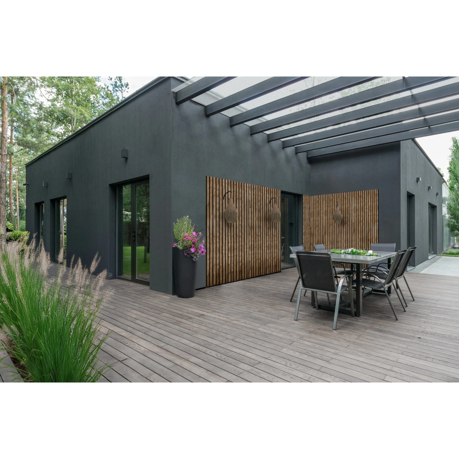 Kosche Hydroline Akustikplatten Thermofichte, gehobelt, als Sichtschutz auf einer Terrasse.