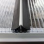 Vitavia Windsicherung für Gewächshaus-Hohlkammerplatten (4 mm), Detailansicht.