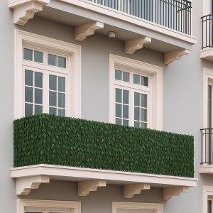 Balkonsichtschutz mit grünen Blättern auf einem Balkon, 150x300 cm.