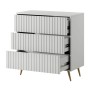 Weiße Selsey Kommode Bello mit drei offenen Schubladen, Lamellendekor und goldenen Beinen. Modernes Sideboard.