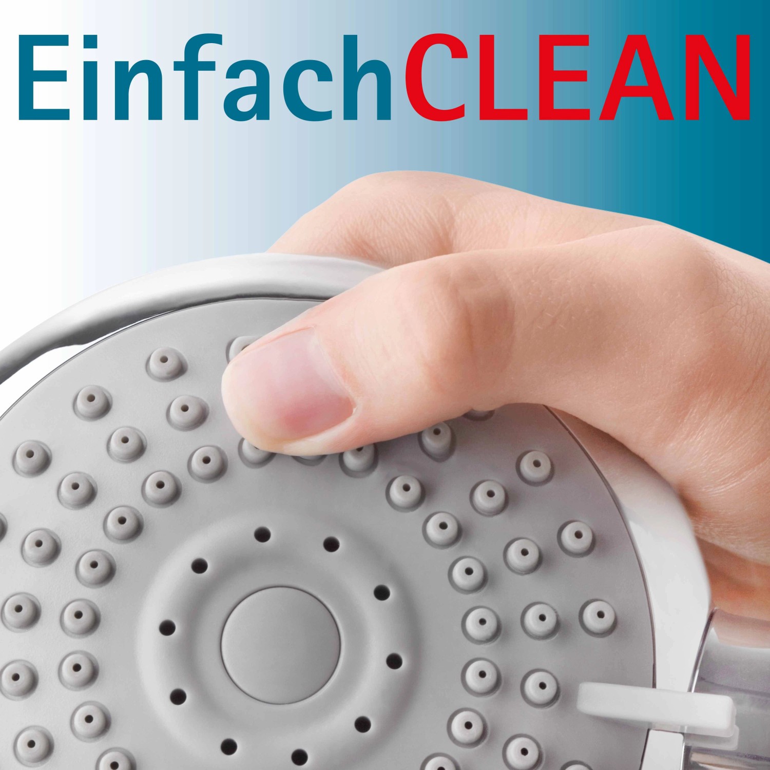 Hand, die Duschkopf des Schulte Duschsystem DuschMaster Rain Classic in Kupferoptik reinigt.