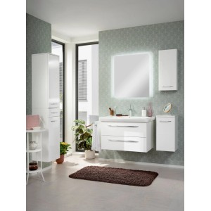 Modernes Badezimmer mit weißem Fackelmann Hängeschrank Milano (31 cm) und weiteren Badmöbeln.