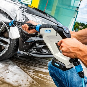 Gloria Akku-Mitteldruckreiniger MultiJet 18V beim Reinigen eines Autos mit Schaum.