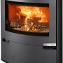 Schwarzer Aduro 15 Kaminofen aus Stahl mit Scheitholzfeuer und Automatik.