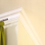 Weißes Decosa Zierprofil Emma (2 Stück) an Decke und Wand montiert.