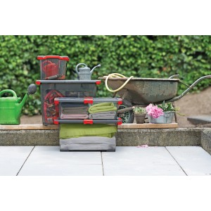 Stapelbare Rotho Aufbewahrungsboxen Evo Total 65 l mit transparentem Gehäuse und roten Verschlüssen.