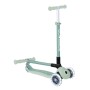 Globber Primo Foldable Lights Tretroller in Pistazie, 3-rädrig, mit LED-Rollen, stehend und zusammengeklappt.