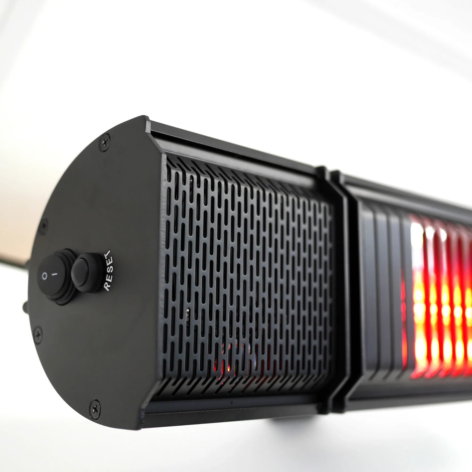 Schwarzer VASNER Appino BEATZZ Infrarot-Heizstrahler mit Musikfunktion und LED-Lichtern.